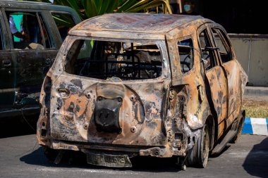 Araba alev aldıktan sonra. Arabanın bazı parçaları yanmış görünüyor..