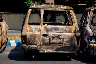 Araba alev aldıktan sonra. Arabanın bazı parçaları yanmış görünüyor..