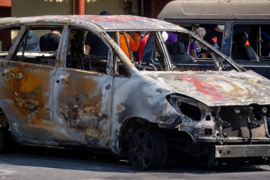 Araba alev aldıktan sonra. Arabanın bazı parçaları yanmış görünüyor..