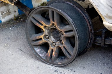 Araba alev aldıktan sonra. Arabanın bazı parçaları yanmış görünüyor..