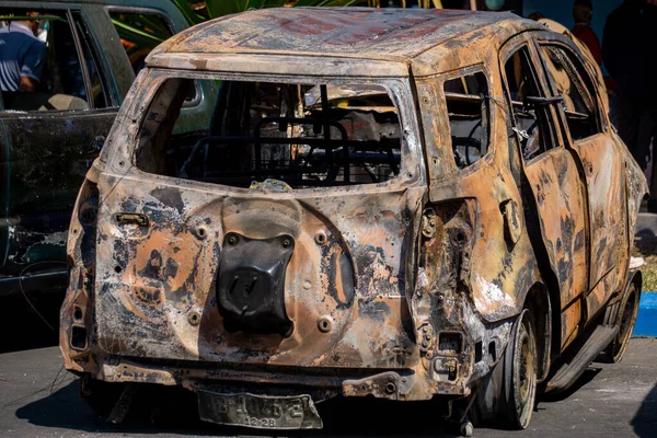 Araba alev aldıktan sonra. Arabanın bazı parçaları yanmış görünüyor..