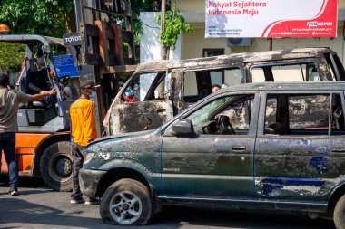 İnsanlar yangından sonra çevreyi temizlemek için birlikte çalışırlar..