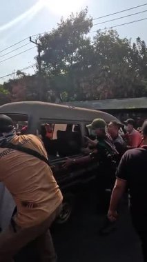 İnsanlar yangından sonra çevreyi temizlemek için birlikte çalışırlar..