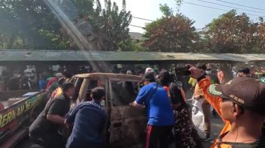 İnsanlar yangından sonra çevreyi temizlemek için birlikte çalışırlar..