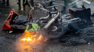 Motosiklet ve ayırıcı otoyolda yandı. Hiç insan zayiatı olmadı..