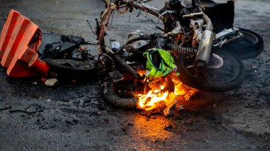 Motosiklet ve ayırıcı otoyolda yandı. Hiç insan zayiatı olmadı..