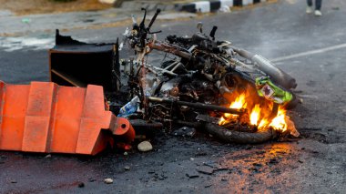 Motosiklet ve ayırıcı otoyolda yandı. Hiç insan zayiatı olmadı..