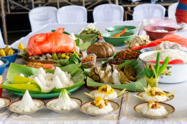 Tanrı 'ya şükran duymanın bir yolu olarak Endonezya Şükran Günü menüsü. Endonezya 'da Şükran Günü' ne selamatan denir..
