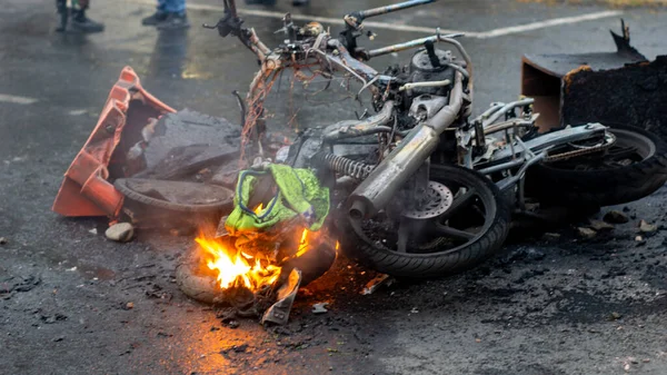Motosiklet ve ayırıcı otoyolda yandı. Hiç insan zayiatı olmadı..