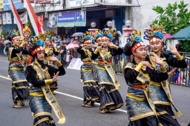 Sigulempong Dance from North Sumatra on BEN Carnival. This dance depicts ancestral family stories during weddings and is used to strengthen harmony.