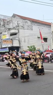 Sigulempong Dance from North Sumatra on BEN Carnival. This dance depicts ancestral family stories during weddings and is used to strengthen harmony.