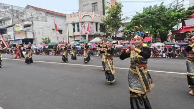 Sigulempong Dance from North Sumatra on BEN Carnival. This dance depicts ancestral family stories during weddings and is used to strengthen harmony.
