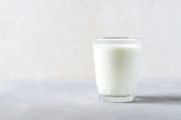 Bevanda fermentata fatta in casa in un bicchiere - kefir, fiocchi di latte, su sfondo bianco. Bevanda di latte acido, lievito per fermentazione batterica del lievito, concetto di salute intestinale. Cibo e bevande alla moda — Foto Stock