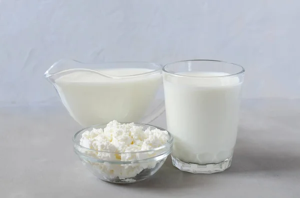 Bevanda fermentata fatta in casa in un bicchiere - kefir, fiocchi di latte, su sfondo bianco. Bevanda di latte acido, lievito per fermentazione batterica del lievito, concetto di salute intestinale. Cibo e bevande alla moda — Foto Stock