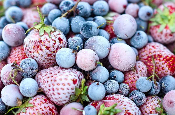 Mischung aus gefrorenen Beeren, Blaubeeren, Erdbeeren, schwarzen Johannisbeeren, Stachelbeeren. Nahaufnahme, Draufsicht. Hintergrund — Stockfoto