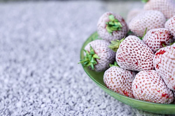 Gefrorene Erdbeeren mit Raureif auf einem Teller. Nahaufnahme, Seitenansicht. Kopierraum — Stockfoto