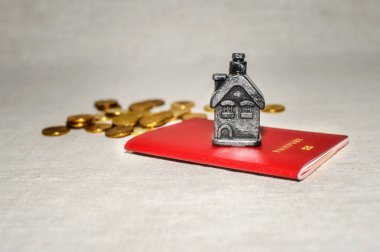 Pasaport, para ve ev - Emlak alış kavramı.