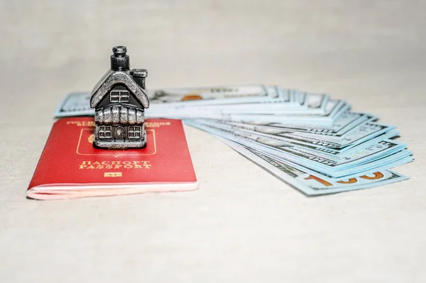 Διαβατήριο Χρήματα Και Σπίτι Έννοια Της Αγοράς Ακινήτου — Φωτογραφία Αρχείου