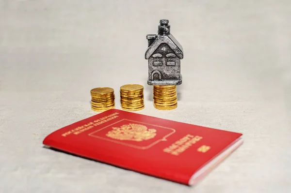 Reisepass Geld Und Eigenheim Das Konzept Des Immobilienerwerbs — Stockfoto