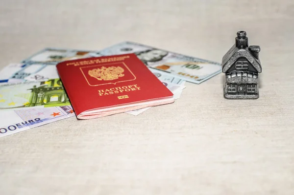 Διαβατήριο Χρήματα Και Σπίτι Έννοια Της Αγοράς Ακινήτου — Φωτογραφία Αρχείου