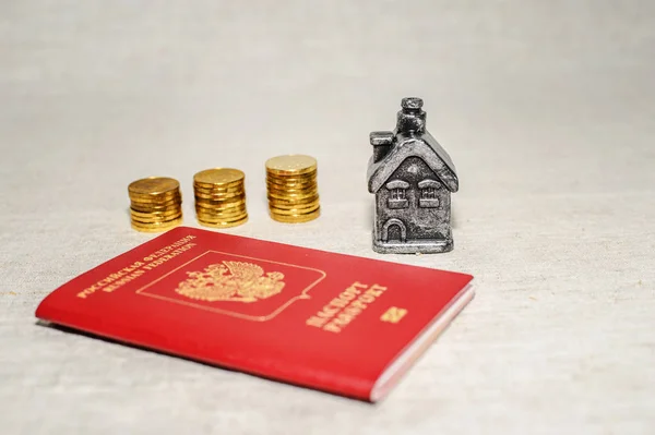 Reisepass Geld Und Eigenheim Das Konzept Des Immobilienerwerbs — Stockfoto