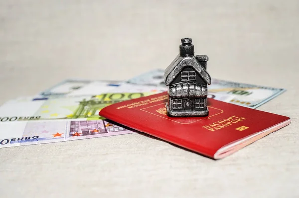 Reisepass Geld Und Eigenheim Das Konzept Des Immobilienerwerbs — Stockfoto