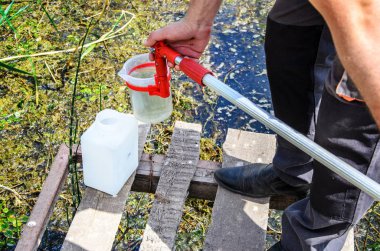 Laboratuvar testleri için su örnekleri al. Kavram - su saflık, çevre, ekoloji Analizi