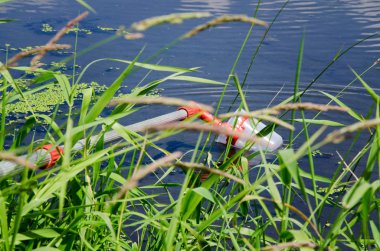 Laboratuvar testleri için su örnekleri al. Kavram - su saflık, çevre, ekoloji Analizi