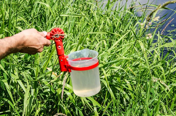 Retire Amostras Água Para Testes Laboratoriais Conceito Análise Pureza Água — Fotografia de Stock