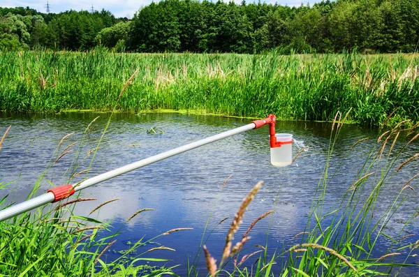 取水样品进行实验室测试 水纯度 生态学的概念分析 — 图库照片