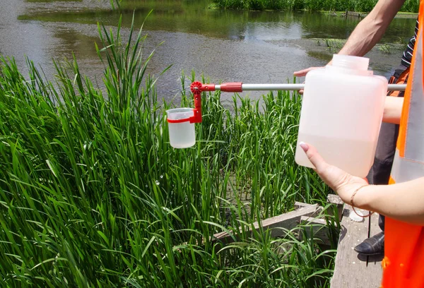 Возьмите Образцы Воды Лабораторных Испытаний Концепция Анализ Чистоты Воды Окружающей — стоковое фото