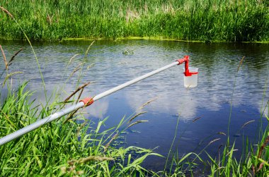 Laboratuvar testleri için su örnekleri al. Kavram - su saflık, çevre, ekoloji Analizi