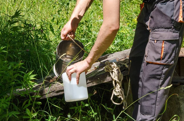 検査のための水のサンプルを取る コンセプト 水の純度 生態系の解析 — ストック写真