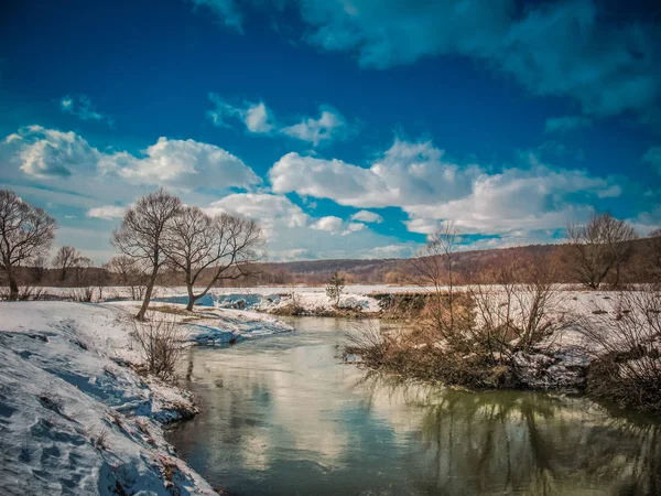 Jarní Krajina Řekou Nízké Mraky Slunečného Dne — Stock fotografie