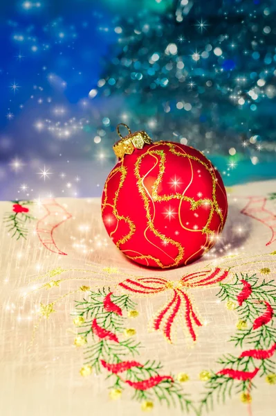 Decoraciones Navideñas Bola Roja Navidad Una Servilleta Fondo Árboles Navidad —  Fotos de Stock