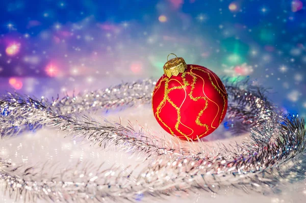 Rode Kerstboom Bal Klatergoud Achtergrond Wazig Lights Garland — Stockfoto