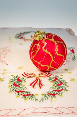 Beyaz arka plan üzerinde izole kırmızı Noel top işlemeli peçete