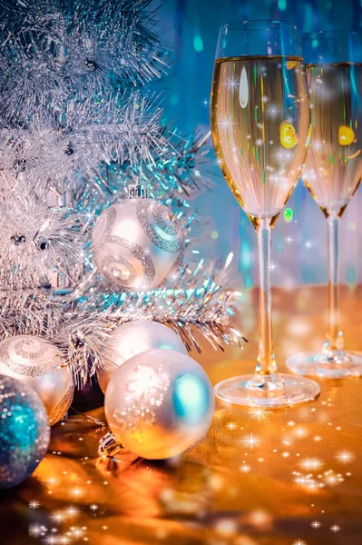 Juletræ Legetøjsballoner Glas Vin Med Aftenbelysning - Stock-foto