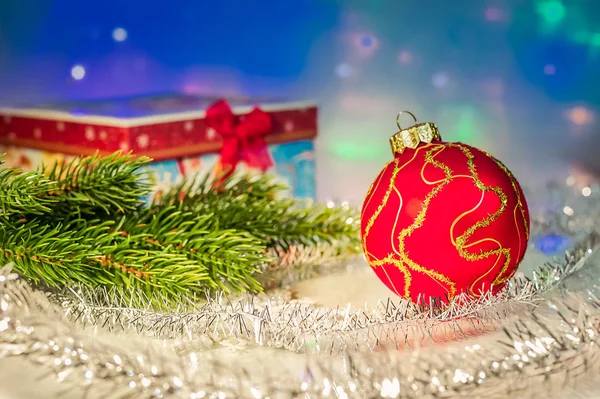 Rote Weihnachtskugel Tannenzweig Lametta Und Mit Geschenkkarton — Stockfoto