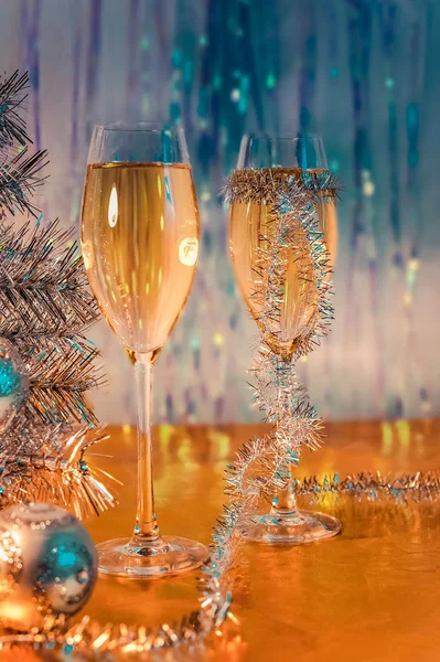 Verres Avec Vin Tinsel Sapin Noël Jouets Sur Surface Dorée — Photo