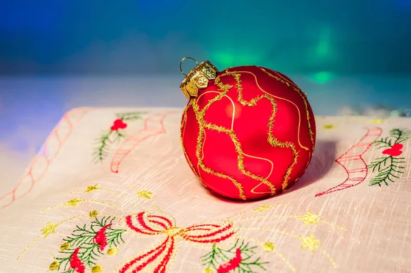 Palla Natale Rossa Tovagliolo Festivo Con Ricamo Sfondo Blu — Foto Stock