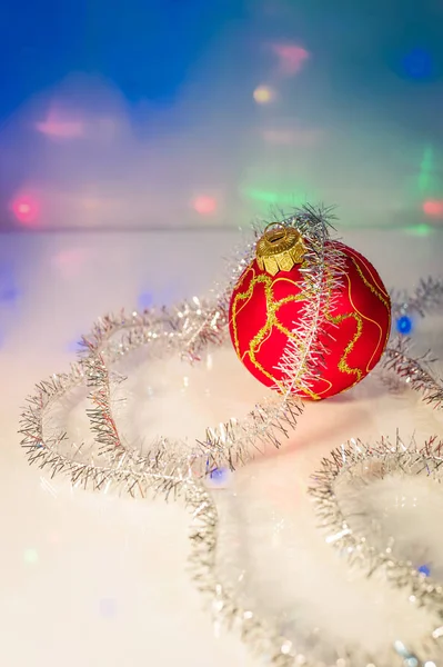 Red Christmas Tree Ball Tinsel Background Blurry Lights Garland — Stock Photo, Image