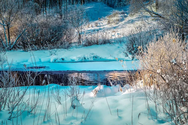 Zimní Slunná Krajina Řekou Lesem — Stock fotografie