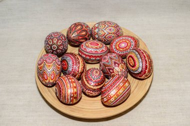 Paskalya yumurtaları, akrilik boyalarla elle boyanmış..