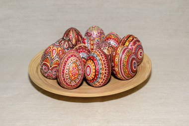 Paskalya yumurtaları, akrilik boyalarla elle boyanmış..