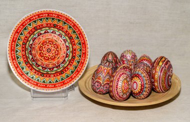 Paskalya yumurtaları, akrilik boyalarla elle boyanmış..