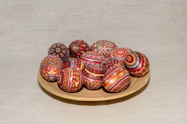 Paskalya yumurtaları, akrilik boyalarla elle boyanmış..
