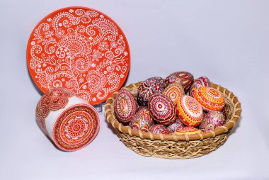 Paskalya yumurtaları, akrilik boyalarla elle boyanmış..