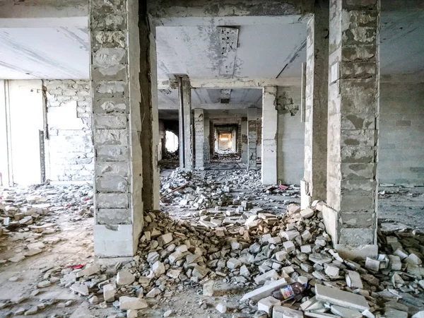 As ruínas de um grande edifício destruído, pedaços de pedra, concreto, argila e metal. — Fotografia de Stock
