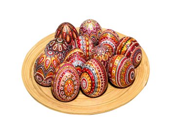 Ahşap Paskalya yumurtaları desenleri ile boyalı ahşap bir plaka üzerinde el boyalı-Akrilik boyalar, beyaz bir arka plan üzerinde izole ile.
